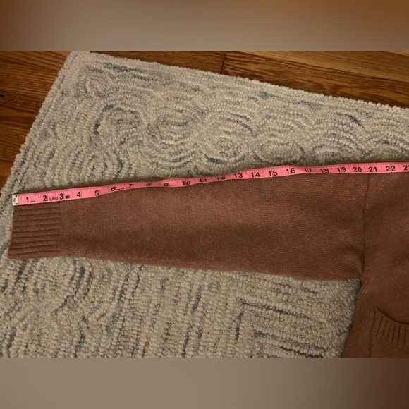 Light Mauve Pink Sweater with Flower Buttons, size Medium, Boutique - Picture 5 of 8